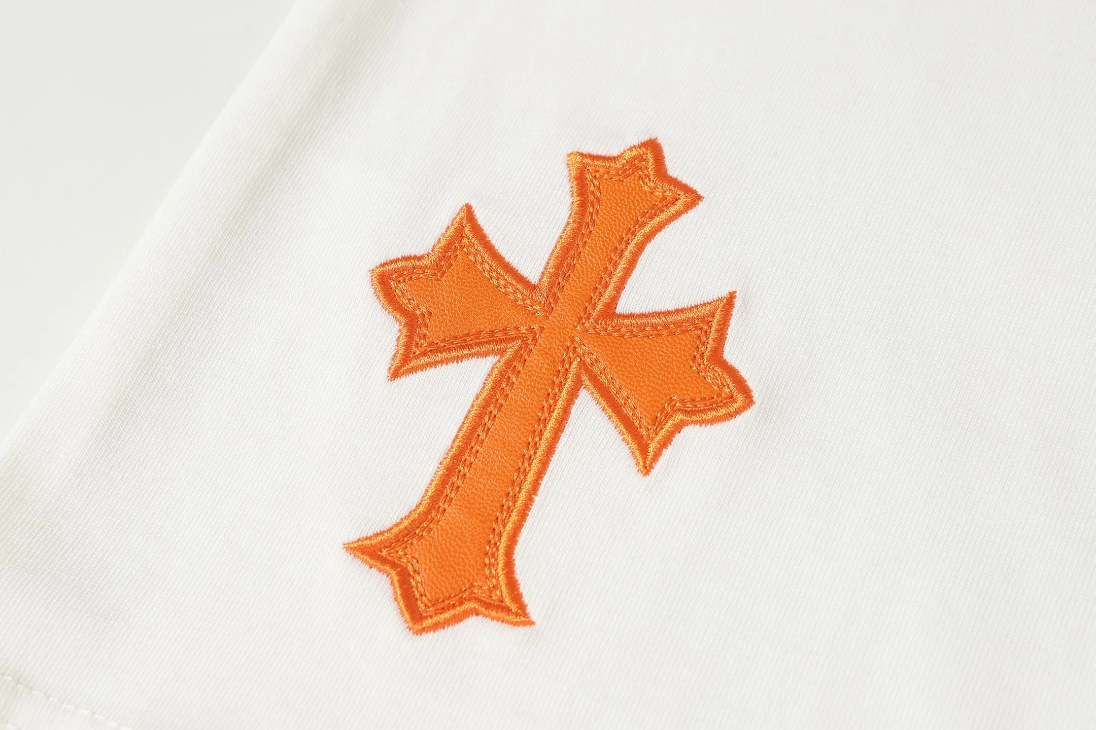 P170 2209 style 280g heavy double yarn -Chrome Hearts/Chrome Hearts Color Cross✝️Skin embroidered short-sleeved T-shirt -High weight, high density and high quality. The wool is soft, delicate and skin-friendly. It feels soft and silky. It has excellent warmth and skin-friendly properties. -Customized weaving and dyeing, no color difference. No matter the fabric or workmanship details, it beats the ordinary version on the market. -Colour: black white -Size: S M L XL